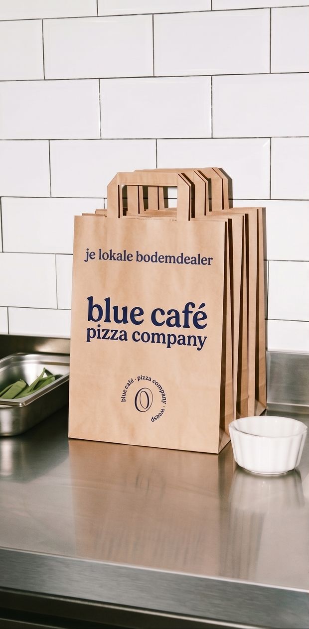 Kraft draagtas met 'je lokale bodemdealer' en het Blue Café woordmerk