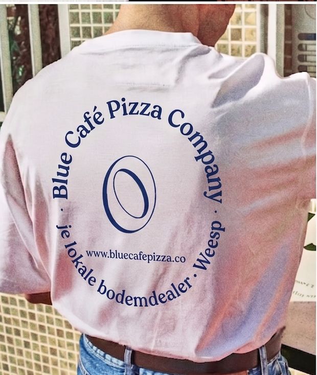 Wit T-shirt met Blue Café Pizza Company in een cirkel: je lokale bodemdealer, Weesp